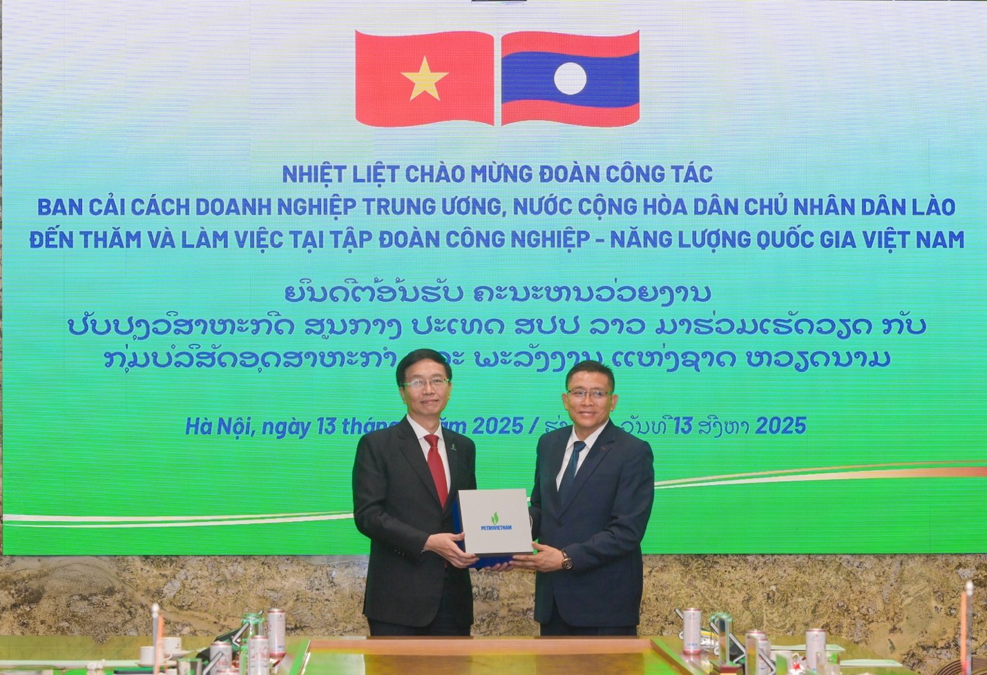 Đồng chí Trần Quang Dũng tặng quà lưu niệm cho đoàn công tác